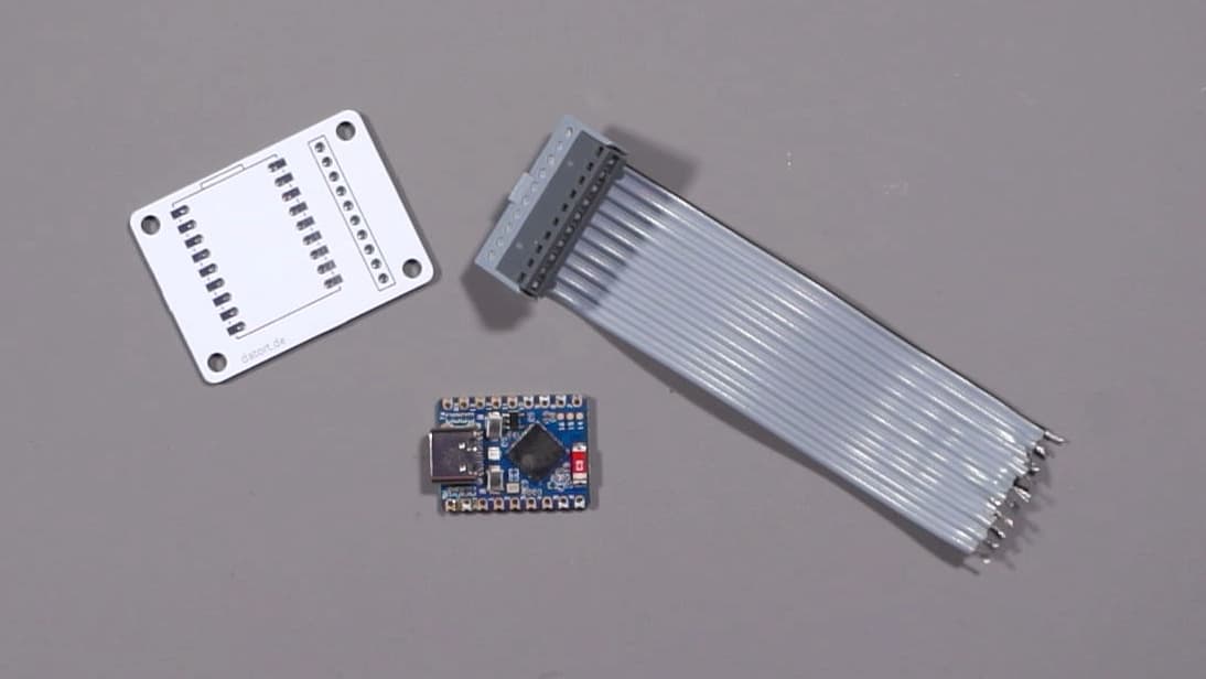 Die Teile: Ein ESP32 S3 Zero, das Flachbandkabel vom FeTAp und optional ein Custom PCB, welches alles zusammenbringt