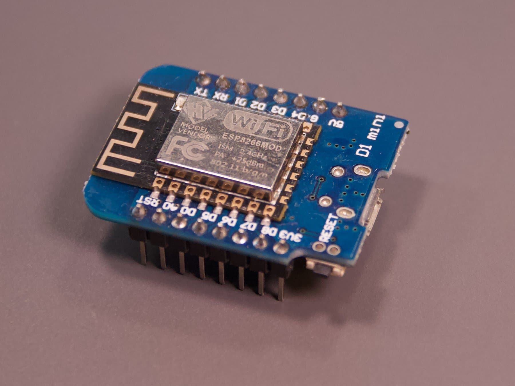 Einzelaufnahme des blauen D1 Mini mit ESP8266MOD, Micro-USB-Anschluss und beschrifteten Pins.