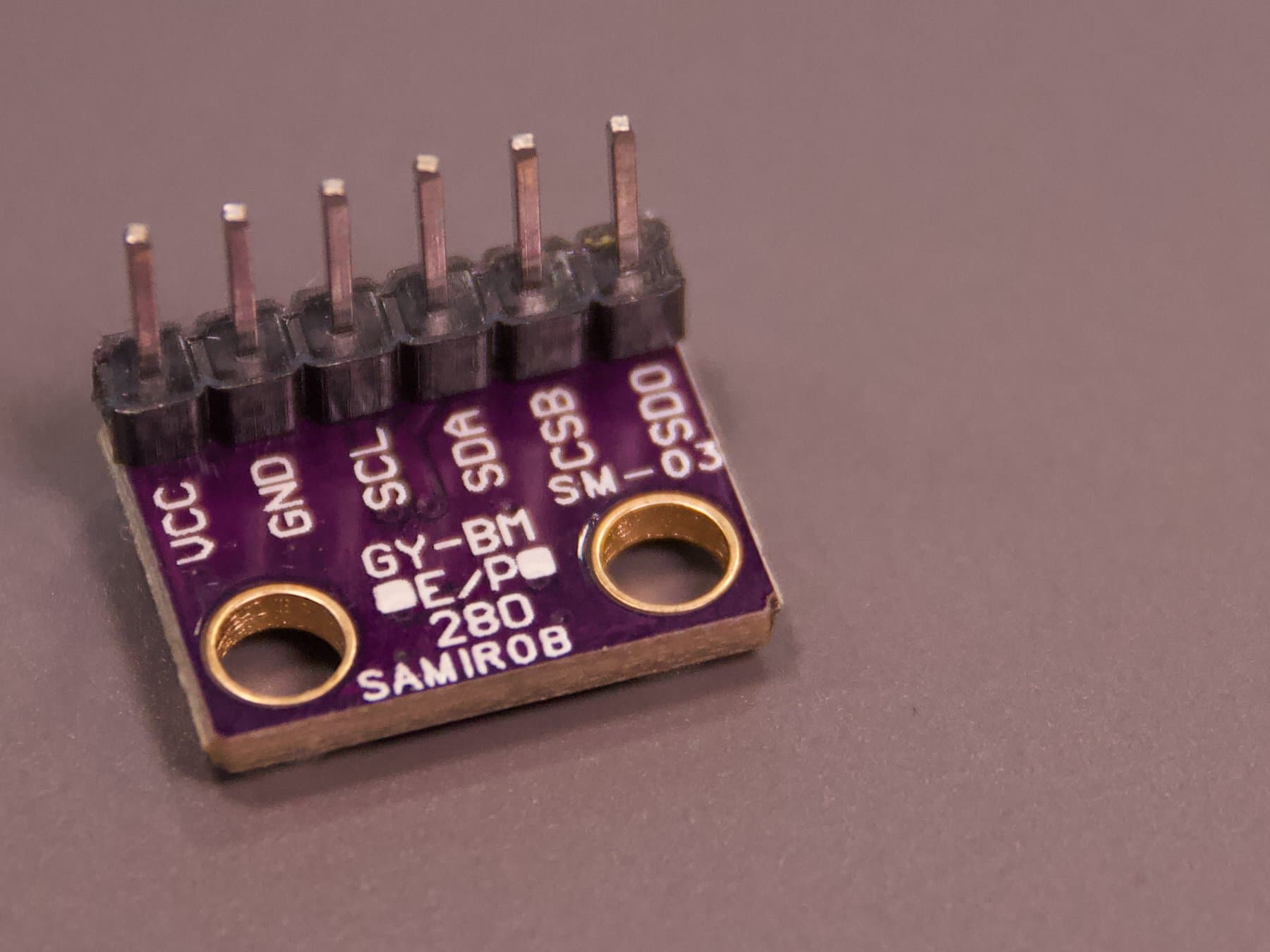 Rückseite des violetten GY-BME/P280-Moduls mit den Aufdrucken VCC, GND, SCL, SDA, CSB und SDO.